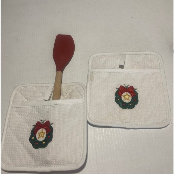 Christmas White Wreath Pot Holders - Picture 6 of 9